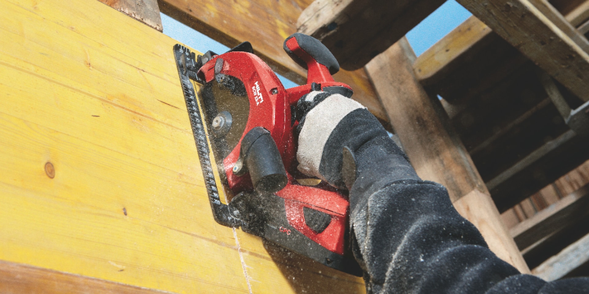 SCW 22-A Cordless circular saw being used to cut wood