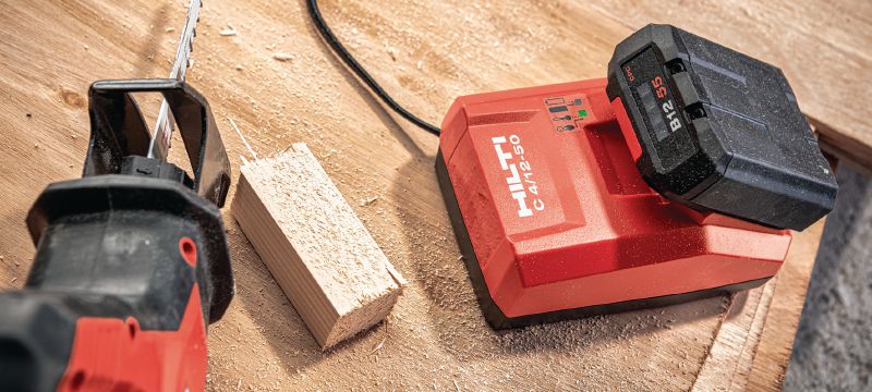B 12-55 12V battery Compact, high-capacity 12V 5.0 Ah Li-ion battery with upgraded 21700 cells to deliver more work-per-charge Applications 1